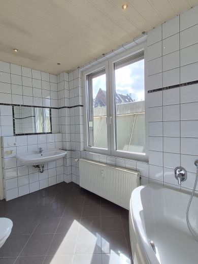 Mehrfamilienhaus, Dreifamilienhaus mit Loft Charakter u. Dachterrasse in Krefeld – Badezimmer Wohnung 2