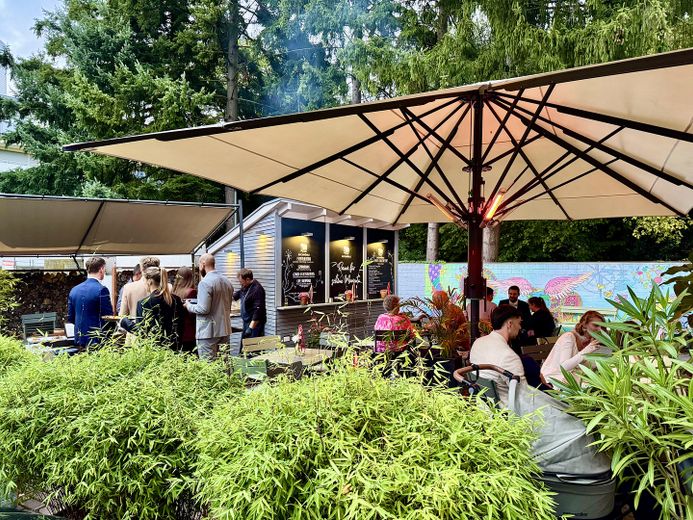 Die Buchmühle: Ubicación para eventos y negocios · Sala de exposición · Loft y diseño · Bienestar – Sommerterrasse mit Gartenhaus