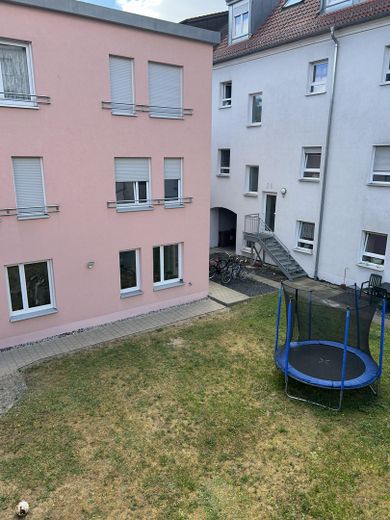 Die halbgeöffneten Rollos 