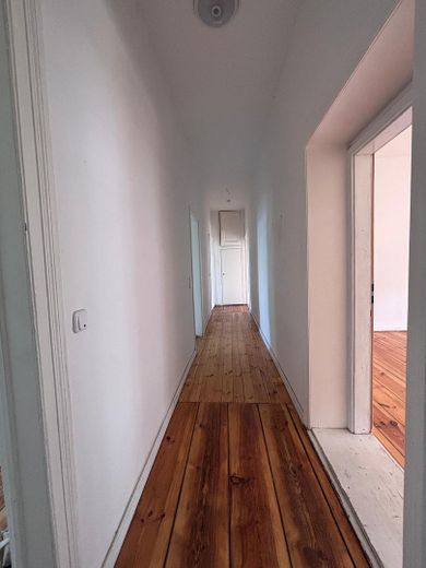 Provisyon yok. Neukölln'ün kalbinde ışıkla dolu ve geniş eski bina dairesi – Flur