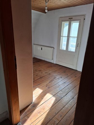 Nbg-Gaismannshof’ta inci - Tek ailelik ev (veya 3 odalı mutfak-banyo zemin kat + 2 odalı mutfak-banyo çatı katı) ve büyük, sakin bahçe – Schlafzimmer rechts DG 