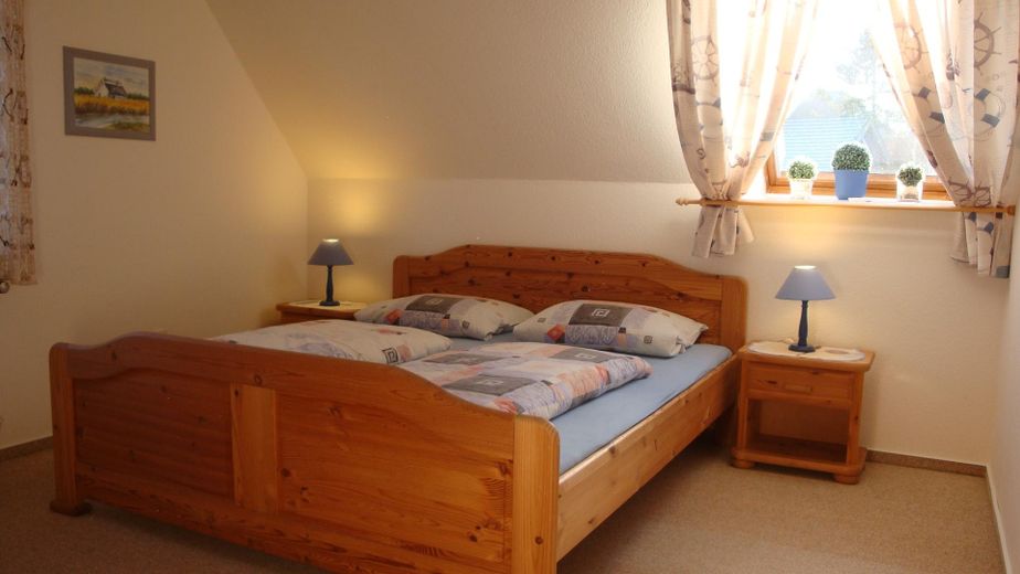 2 FAM-Haus, Heiligenhafen gute Lage, Niedrigenergie, grundsaniert, gehobene Ausstattung – FeWo Schlafzimmer Bettseite