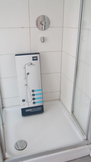 Zentrale ruhige 4,5-Zimmer-Wohnung mit großem Balkon 1. OG in Herrenberg Ziegelfeld von privat – Bad neuer Regenduschkopf