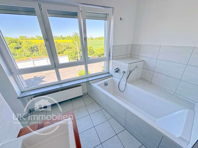 Familienglück in Feldrandlage - mit Sauna, Dachterrasse und Garten – Masterbad