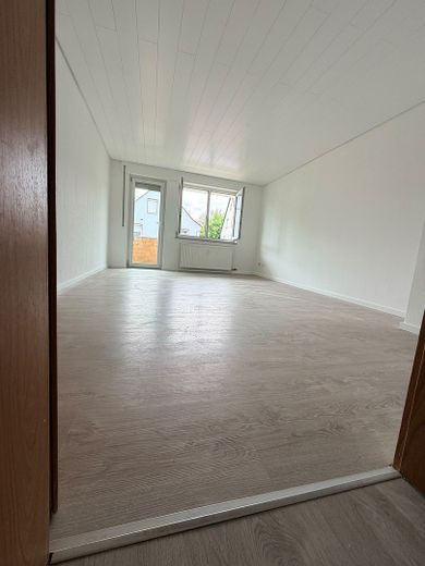 Moderno appartamento di 3 locali con balcone, cucina componibile e posto auto a Weinsberg – Photo 5