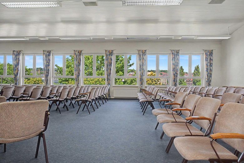 Три рівні, два зали, ваша ідея! 435m² над дахами Пфорцгайма – Hauptsaal mit Aussicht