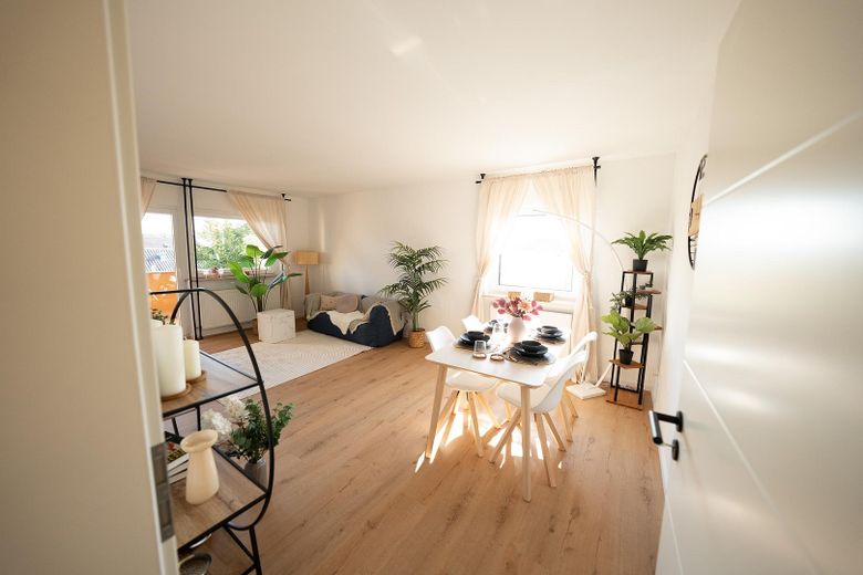 Schöne 3 Zimmer Wohnung / mit XXL Tiefgarage – Wohnzimmer