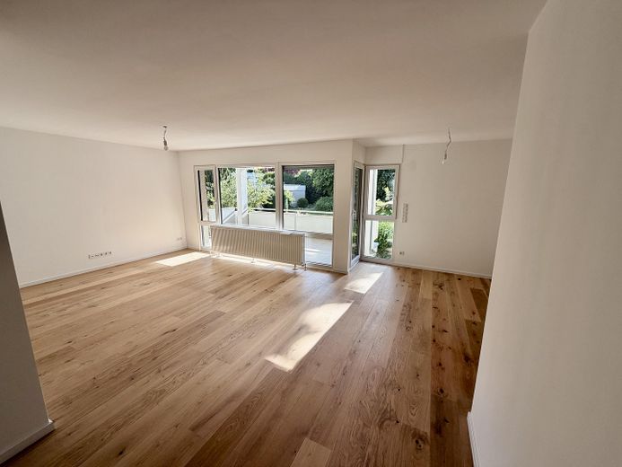 Exklusiv: Komplett neu renovierte 5,5–6‑Zimmer‑Wohnung in Top‑Lage Esslingen‑Sulzgries – Wohnzimmer