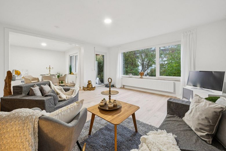 Modernisierte Wohnung mit Reihenhauscharakter, mit Gäste WC und Garten *von Privat* – Wohn- und Esszimmer
