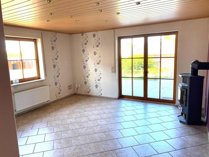 Freistehendes Einfamilienhaus mit Einliegerwohnung und Garage in ruhiger Lage (Sackgasse) von Brakel – Wohnzimmer Einliegerwohnung EG