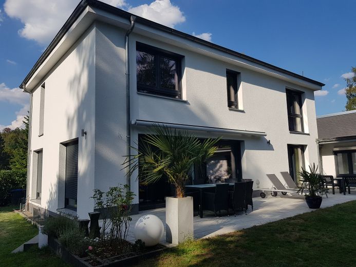 Stilvolles Haus zum Wohnen und Arbeiten mit moderner Ausstattung in Dreieich-Buchschlag – Haus mit Garten