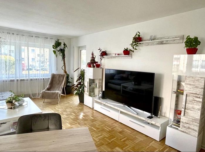 PROVISIONSFREI & kurzfristig verfügbar – ein Zuhause zum Wohlfühlen mit Terrasse & Balkon – Wohnzimmer
