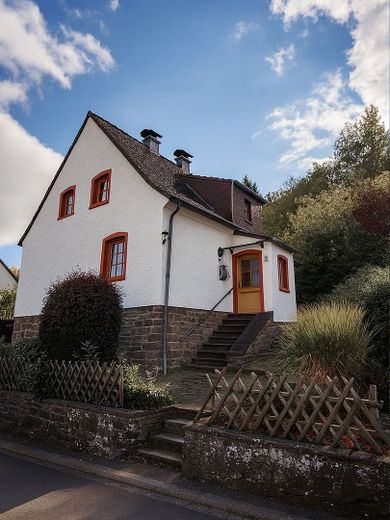 Charmantes Einfamilienhaus in Hanglage + Panoramablick Jünkerath – Foto 1