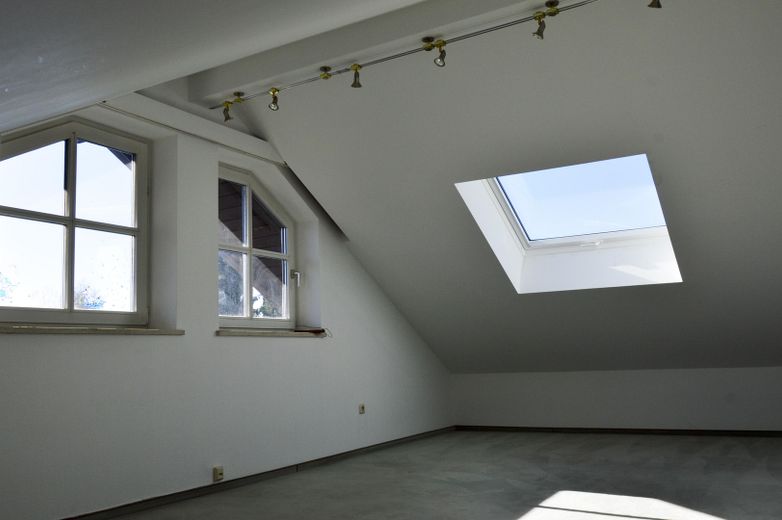 Exceptional semi-detached house with potential and a dream garden – prime location on Portenlängerstraße in Grünwald – Dachgeschoß