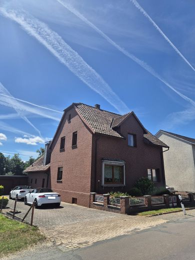 Charmantes Einfamilienhaus mit traumhaftem Südgarten, Wintergarten und Doppelgarage – Frontansicht