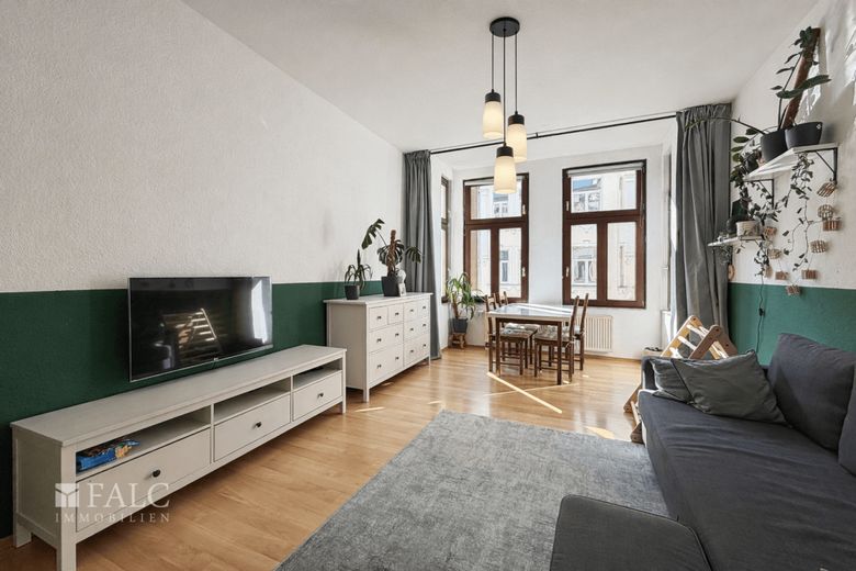 Charmante Altbauwohnung mit Erker &amp; Balkon in begehrter Lage von Magdeburg-Stadtfeld Ost – Wohnzimmer