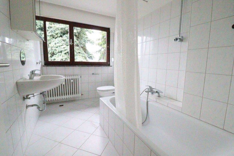 WRS Immobilien - Rockenberg -  MFH mit 9 Einheiten + 6 Einzelgaragen - Renditesteigerung auf 4,94 % – DG - freie Wohnung - Badezimmer - Bild 1