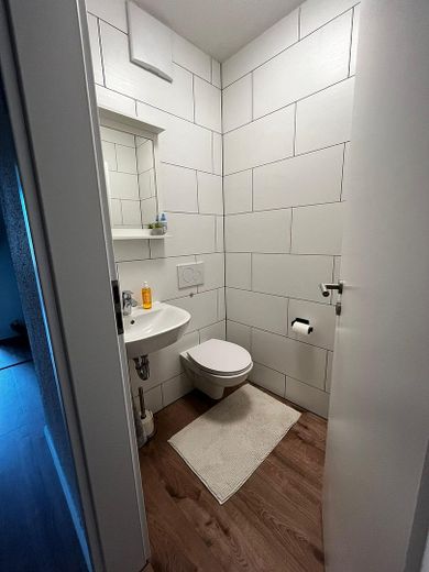 Modern & energieeffizient: 4 Zimmer mit großem Balkon und Blick ins Grüne – Foto 4