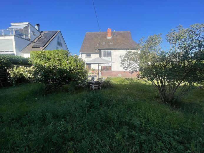 Exklusives Eckgrundstück mit hohem Entwicklungspotenzial in Egelsbach – von Westen im Garten stehend