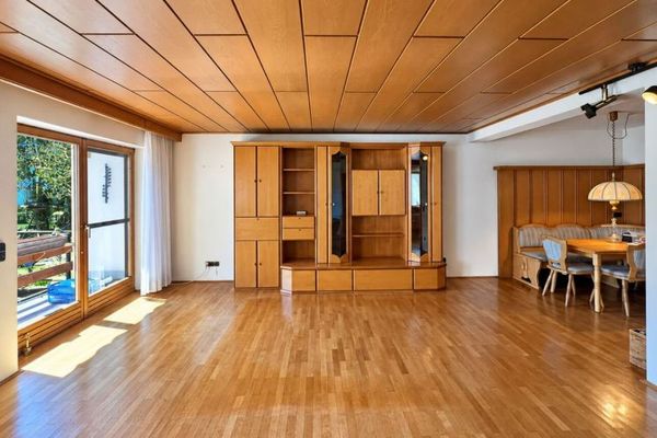 Sofort bezugsfrei: Charmantes Reihenmittelhaus mit PV-Anlage, Kamin & traumhaftem Blick ins Grüne