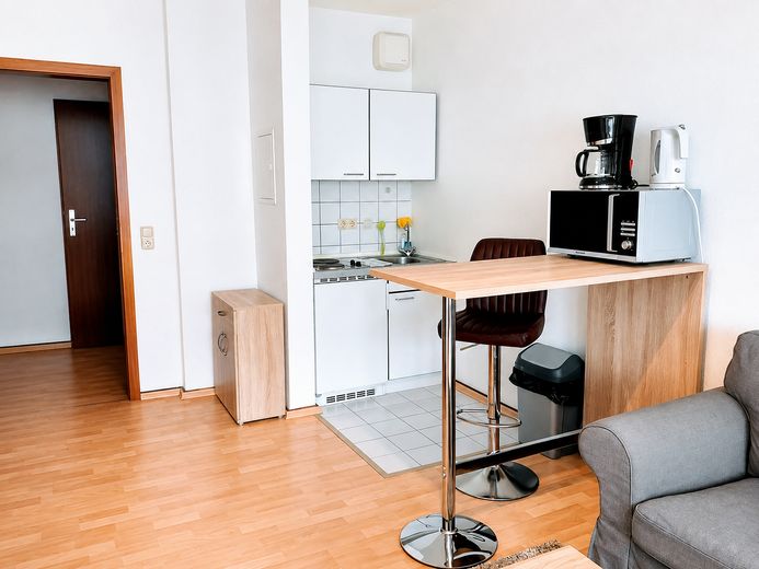 Apartamento de 1 habitación disponible para ocupar en Kassel-Mitte (ascensor, vivienda amueblada y potencial para Documenta – Küchenpantry - Möblierungsbeis