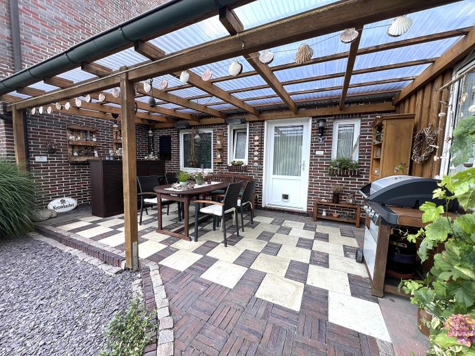 Perfektes Familiendomizil: Zentral wohnen, am Waldrand leben - provisionsfrei – Terrasse überdacht vor dem HWR
