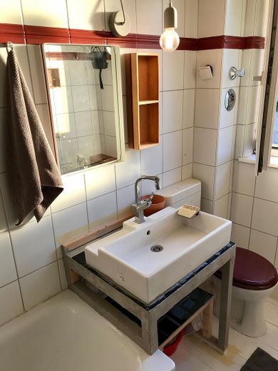 Wohnung mit Charm zentral in Berlin 2. Obergeschoss sofort verfügbar – Bad-Wasch-Bereich 