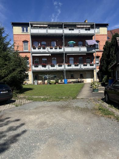Helle 3-Zimmer-Dachgeschosswohnung mit Balkon & Einbauküche – Haustiere erlaubt – Haus von hinten