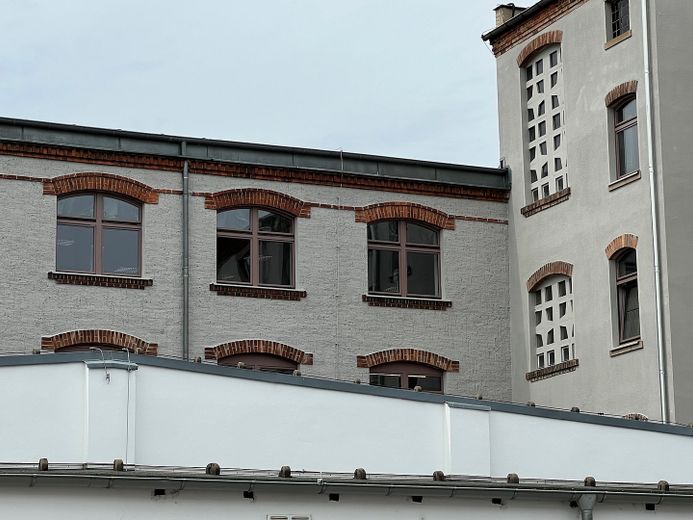 Lagerflächen zu vermieten - Lassen Sie uns gemeinsam Ihre Träume verwirklichen – Detailansicht Fassade