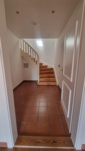 Sehr schöne, ruhige Wohnung in Top-Lage – Garderobe und Innentreppe