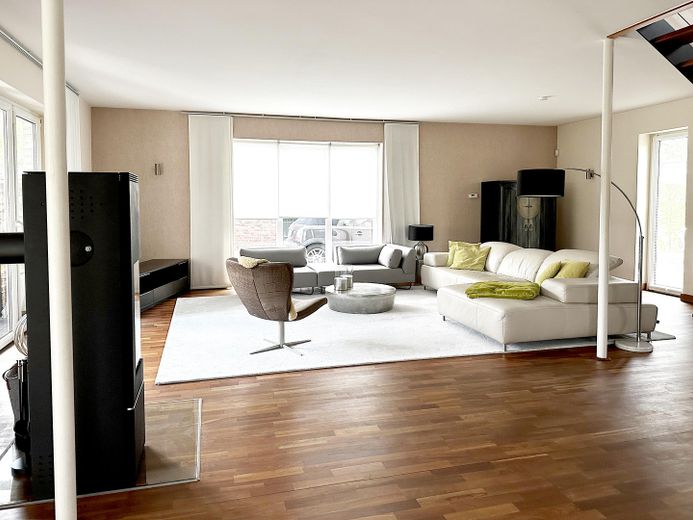 großes Wohnzimmer mit Terrasse