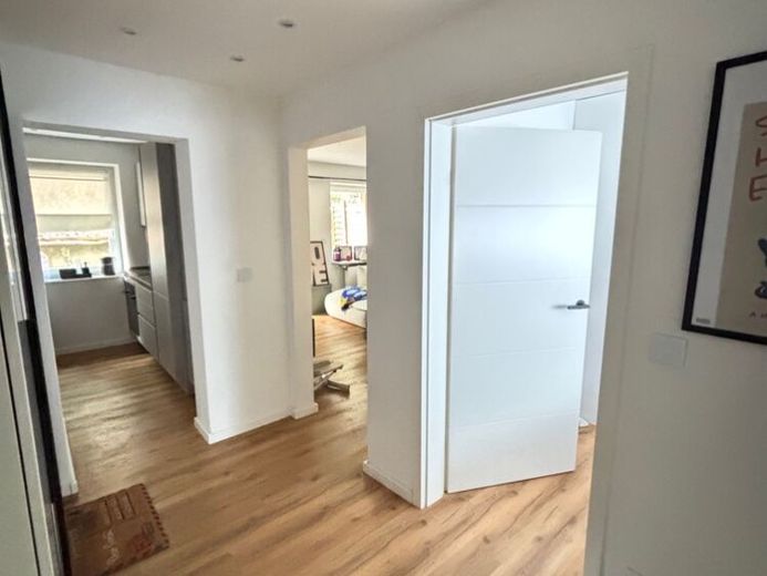 Hochwertig renovierte und möblierte 2-ZKB mit EBK, Terrasse + Garage – फोटो 1