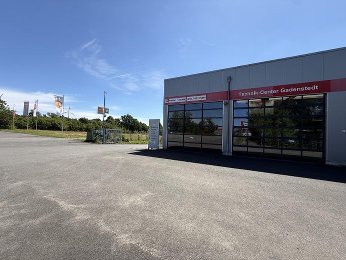 Modernes Technikcenter mit Ausstellungshalle und großem Grundstück direkt an der B444 – Einfahrt Kundenübergabehalle