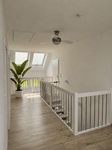Neubau-Komfort ohne Baurisiko: Fertiges KfW 40 Einfamilienhaus mit Weitblick - provisionsfrei – Flur OG mit Ausblick 