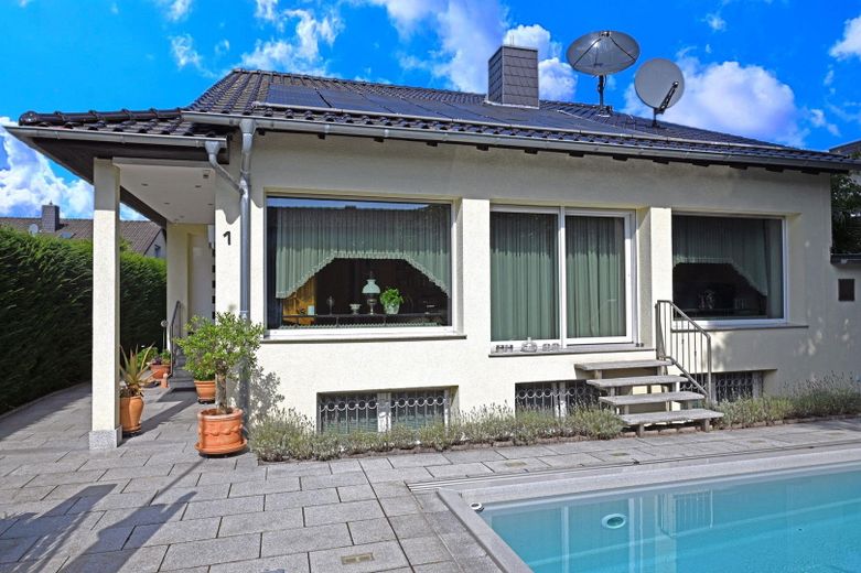 Haus vorne mit Schwimmbecken