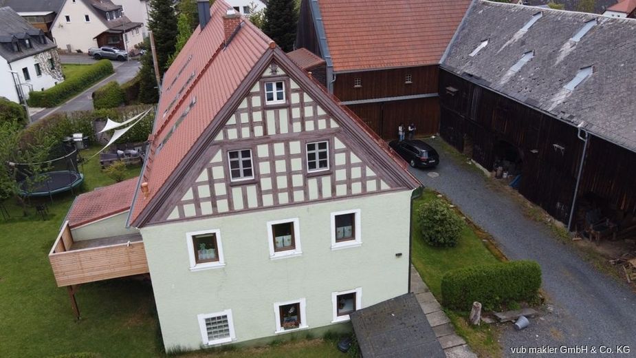 Freiraum für Macher: Denkmal-Dreiseithof mit 2 Wohneinheiten mit ca. 400m² , Scheunen &amp; Südgarten – 01_Luftaufnahme_Hof