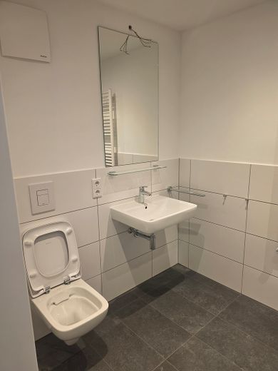 Primera ocupación: moderno apartamento en planta retranqueada con terraza en la azotea y confort residencial energéticamente eficiente – Duschbad