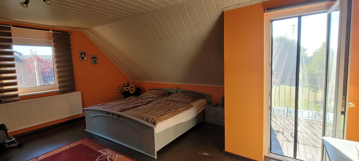 Familienfreundliches Einfamilienhaus mit Doppelgarage und großem Grundstück in Kusey – Zimmer m. Balkonzugang - DG