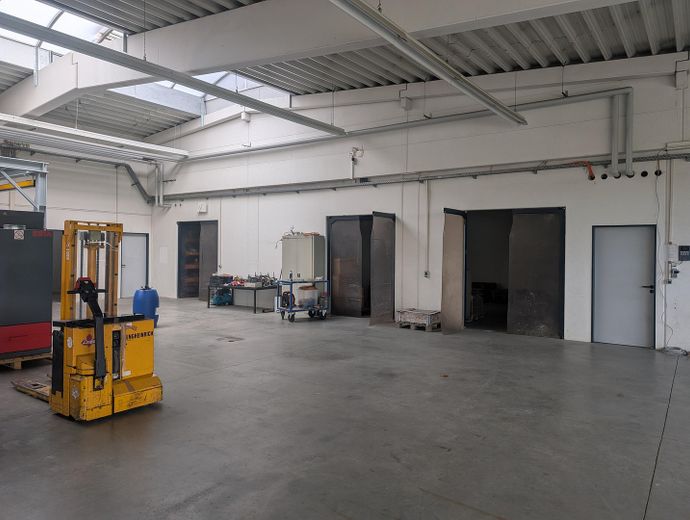 Afzonderlijk of gecombineerd: kantoor-, opslag- en productieruimten (550/440/105 qm)! – Zentralbereich, Foto 2v2