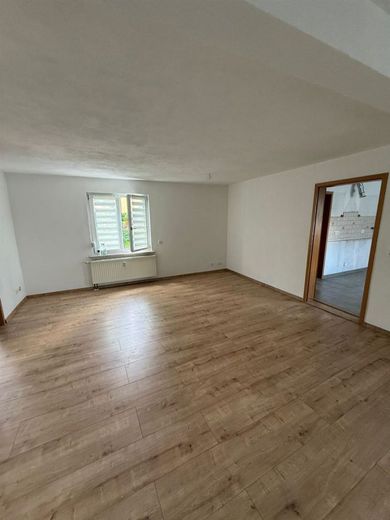 Günstiges EFH mit Terrasse, Garage, Dusche und sonnigem Grundstück am grünen Ortsrand – Wohnen
