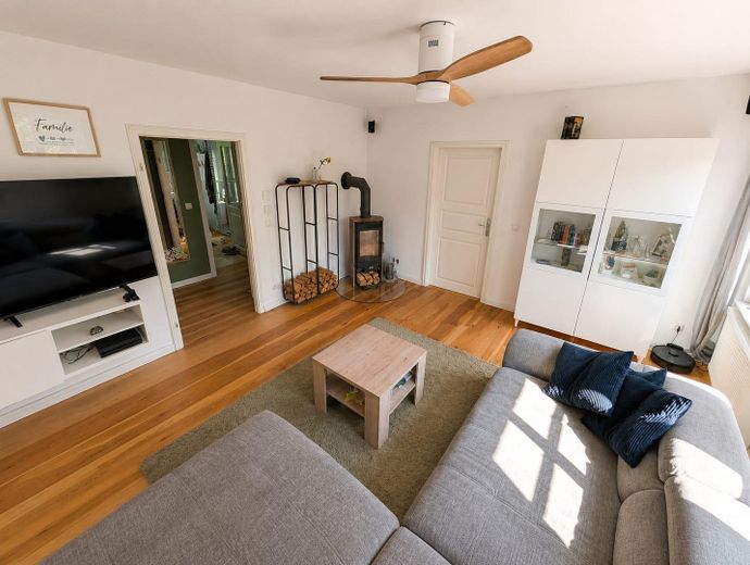 Encantador piso antiguo con chimenea, balcón y jardín comunitario en Berlín Neu-Westend – Wohnzimmer