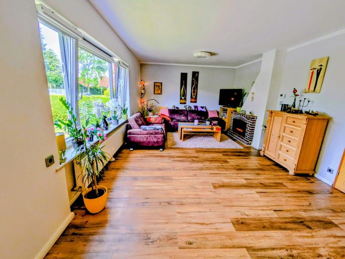 Elmshorn’da çok yönlü tek veya iki ailelik ev – Aile, home office veya kısmi kiralama için alan! – Wohnzimmer