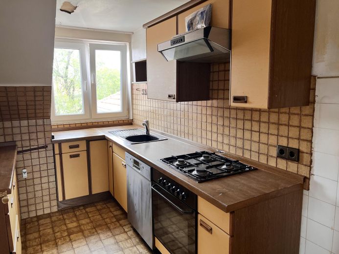 Provisionsfrei in Westend: Helle bezugsfreie 3-Zimmer Dachgeschosswohnung am Steubenplatz – Küche
