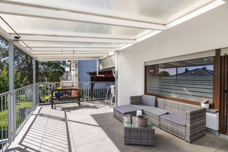 Doppelhaushälfte in Höhr-Grenzhausen - mit großer überdachter Terrasse, Garten und Garage – Terrasse