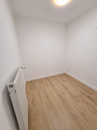 2-Zim.-Wohnung mit Wintergarten, Terrasse & neuer Einbauküche (Erstbezug nach Teilsanierung) – Ankleidezimmer/Abstellraum KI