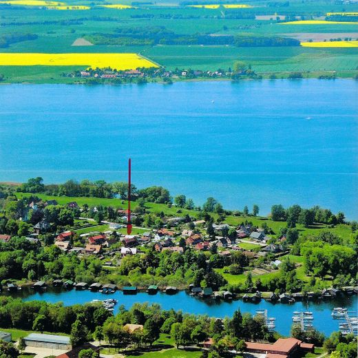 Grundstück an der Müritz – Das Grundstück roter Pfeil