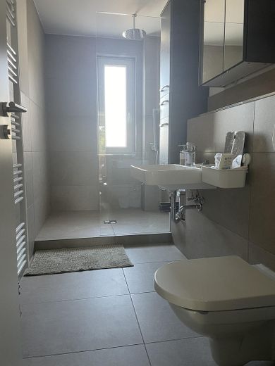 Apartamento de 3,5 habitaciones en Stuttgart-West | Dúplex Kräherwald con balcón y galería – Bad UG