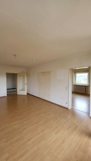 Vicino all’università - Luminoso appartamento di proprietà - Senza provvigione 120.000 € – Blick vom Balkon ins WZ
