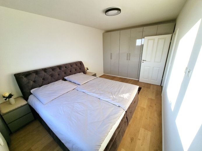 Möblierte, schön geschnittene 2-Zimmer-Wohnung mit Loggia, EBK & TG-Stellplatz am Appelhofweiher – Schlafzimmer Boxspringbett