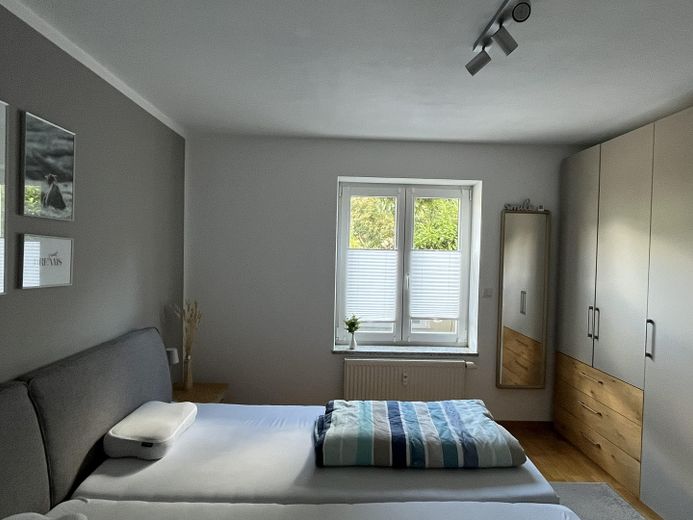 Moderno appartamento al piano terra di 3,5 locali con giardino e seminterrato in posizione TOP a IN-Süd, vicino alla stazione centrale – Schlafzimmer